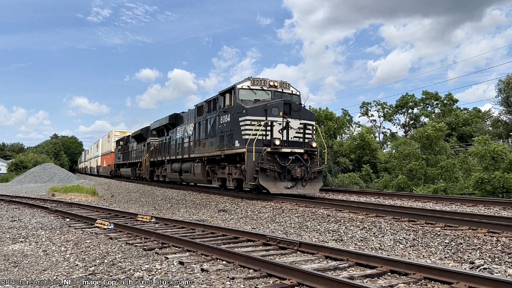 NS 8064 leads stacks east.